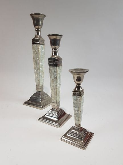 Conjunto de tres candelabros decorativos de metal 