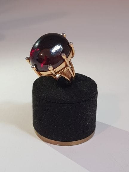 Imponente anello in oro giallo 750e impreziosito d