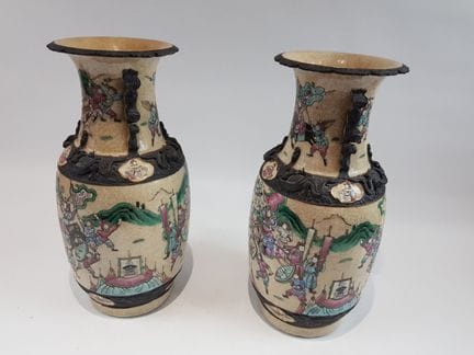 Coppia di vasi in gres con decorazioni raffigurant