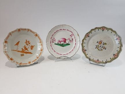Set di tre piatti in maiolica - XVIII e XIX secolo