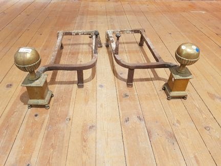 Par de leñeros de latón y hierro forjado con decor
