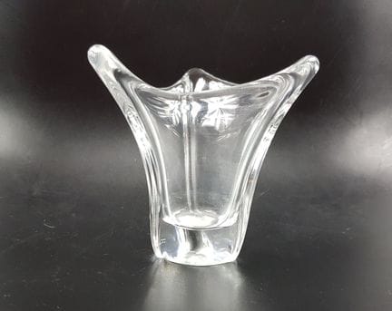 DAUM Nancy - Small trilobed crystal cup, signed on