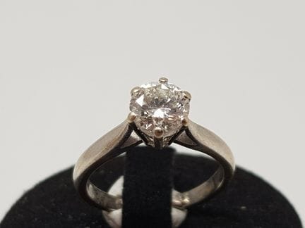 Anello solitario in oro bianco 750e con un diamant