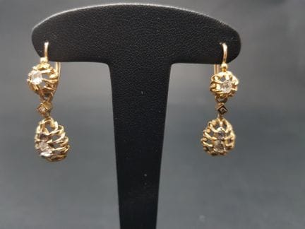Coppia di orecchini pendenti in oro giallo 750, co