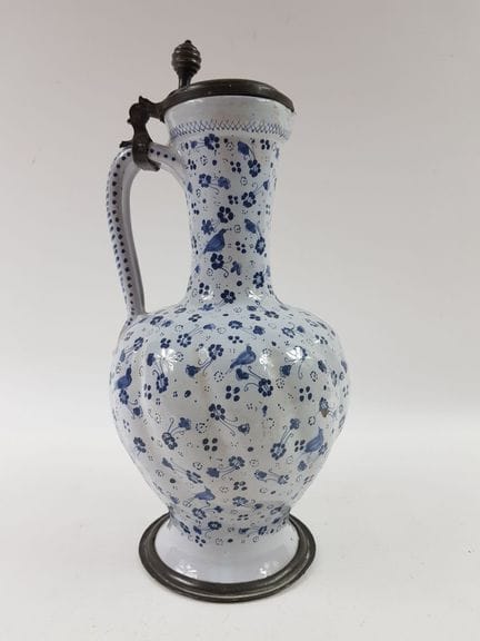 Brocca in maiolica con decorazione “au semis” in t