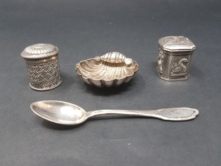 Set of small silver items consisting of two boxes,