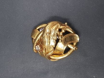 Spilla da collo di forma ovale in oro giallo 750 c