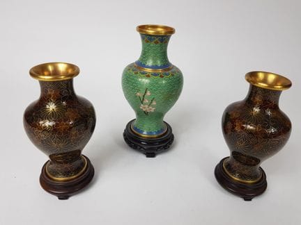 Tre vasi (una coppia più uno) in ottone a cloisonn