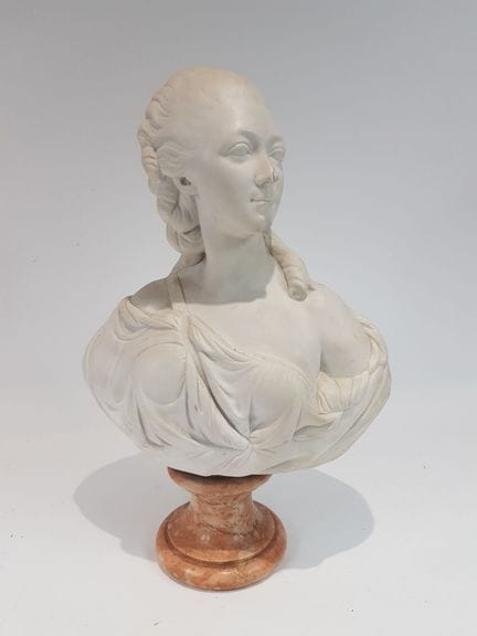 据奥古斯丁·帕茹（Augustin PAJOU）所作——杜巴里夫人的半身像——白色大理石雕塑，置于粉