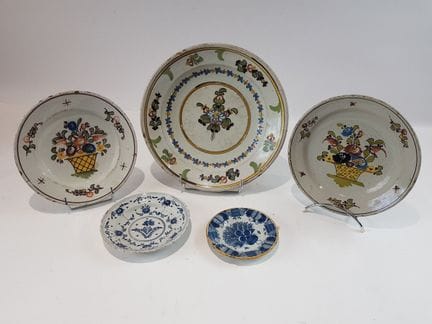 Set composto da due piatti, un piatto da portata e