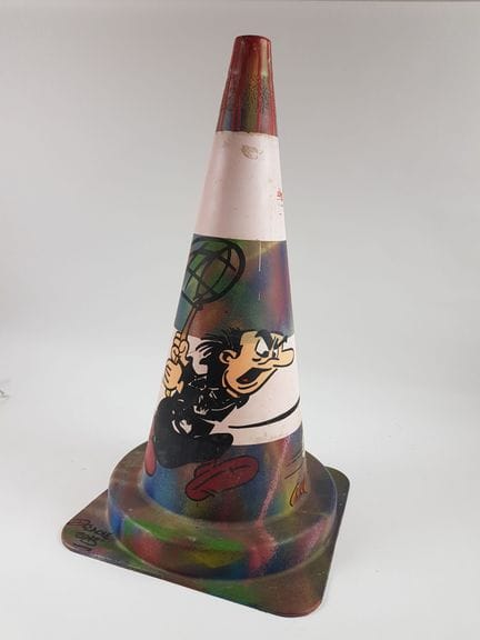 DEZACHE（1990年出生）——《格格巫》——塑料交通锥上的综合材料作品，底座处署名并标注201