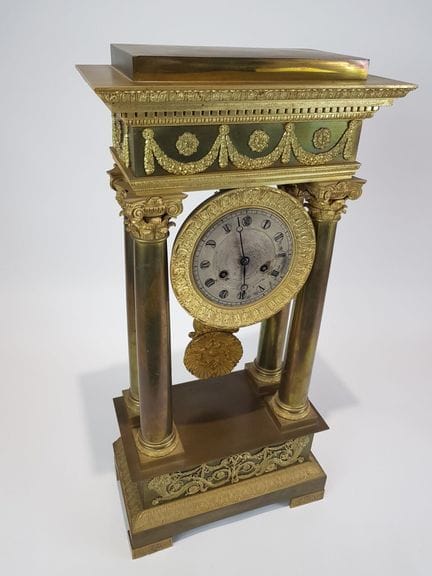 Grande orologio a portico in bronzo con patina dor