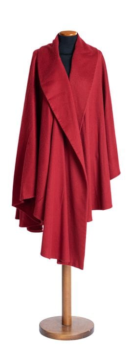 *LORO PIANA
Mantella in cashmere rosso rubino con 