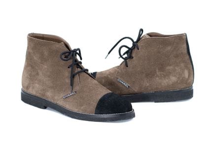 *CHANEL 
Stivaletti stringati in pelle scamosciata