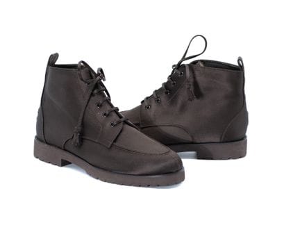 *CHANEL 
Stivaletti allacciati in raso marrone, su