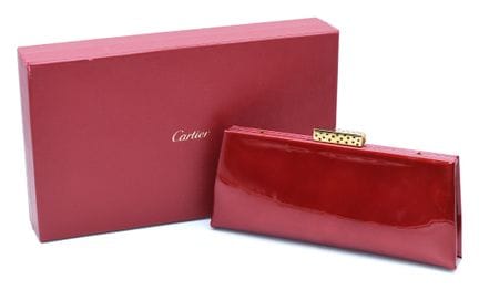 *CARTIER
Pochette in vernice color amaranto, chius