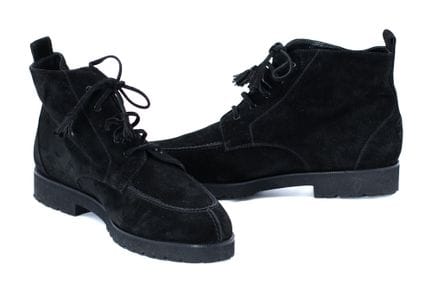 *CHANEL 
Stivaletti stringati in camoscio nero, la