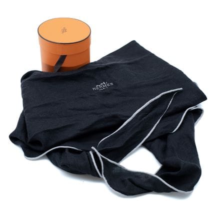 *HERMÈS 
Black cashmere and silk Uni diamond-shape