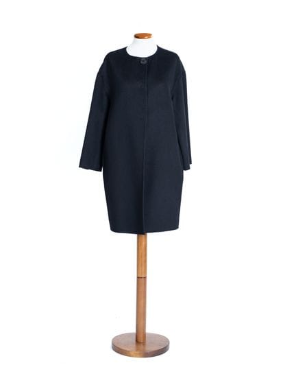 *PRADA 
Cappotto nero in lana senza collo, chiusur