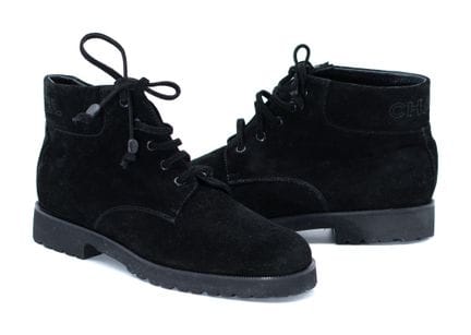 *CHANEL 
Stivaletti stringati in camoscio nero, la