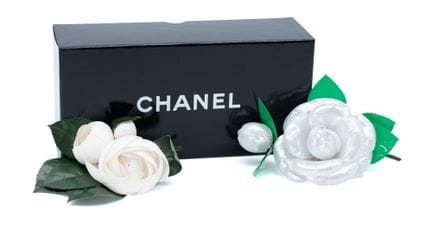 *CHANEL 
Lote compuesto por un broche de camelia e