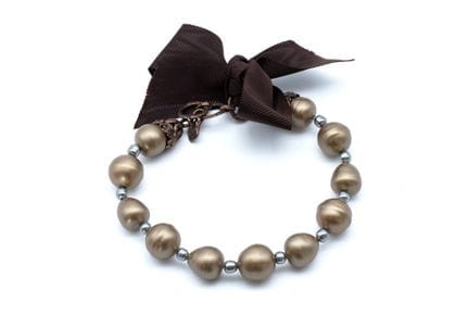 *YVES SAINT LAURENT 
Collar tipo gargantilla con c