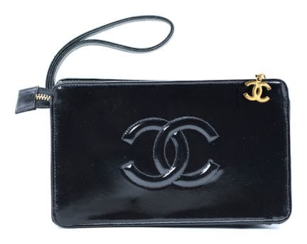 *CHANEL 
Pochette rettangolare in vernice nera, tr