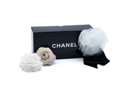 *CHANEL 
Lote compuesto por un broche de camelia d