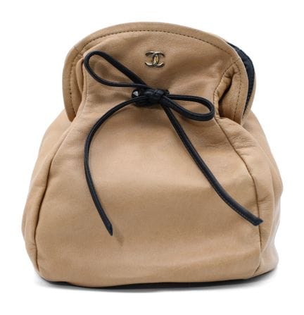 *CHANEL 
Pochette in nappa beige, chiusura con cou