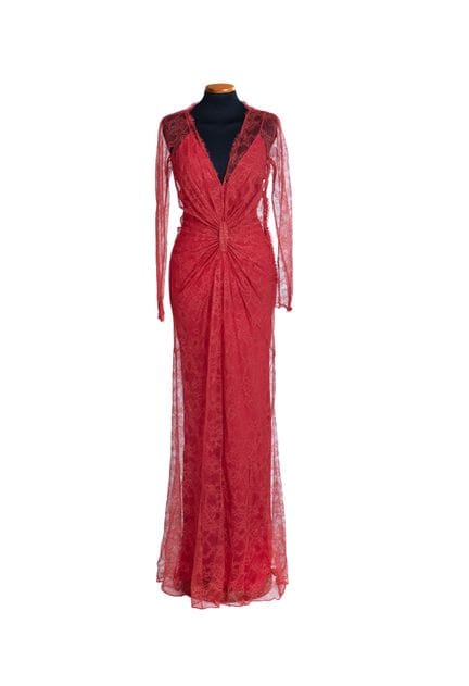 *CHRISTIAN DIOR 
Abito lungo rosso in pizzo a mani