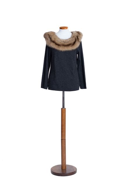 *DE CARLIS
Maglione in cashmere grigio scuro, scol