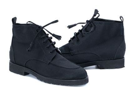 *CHANEL 
Stivaletti allacciati in raso nero, suola