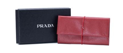 *PRADA 
亮红色萨菲亚诺皮革旅行收纳包，翻盖配松紧带闭合，原装盒。 (24×13 厘米)

I