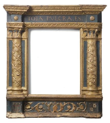 Cadre de style tabernacle en bois sculpté, peint e
