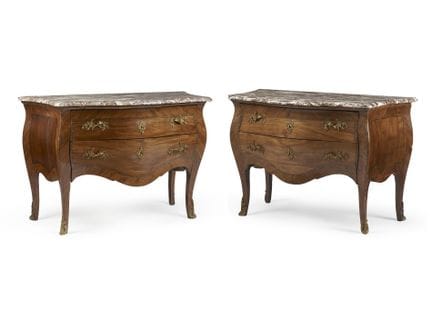 Paire de commodes aux formes arrondies, avec placa