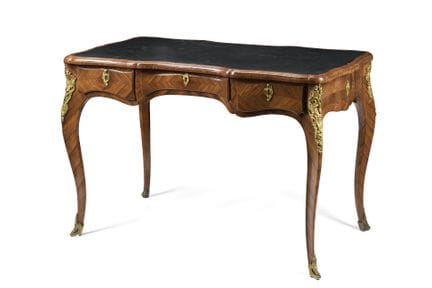 Table de salon, plaquée, bordée et marquetée de pa