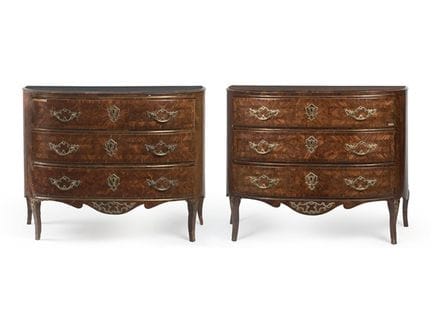 Paire de commodes en placage de bois de violette a