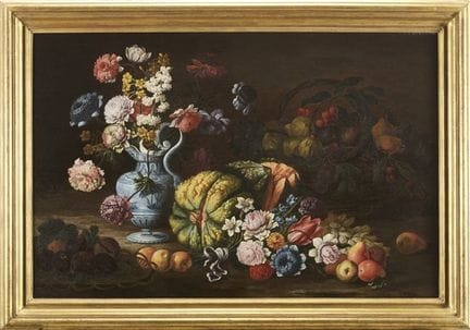 Vase de fleurs, fruits et fleurs éparpillés et cor