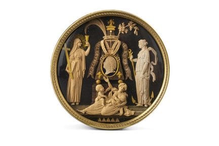 Tabatière circulaire représentant le monument dédi