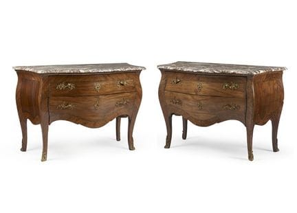 Paire de commodes aux formes arrondies, avec placa
