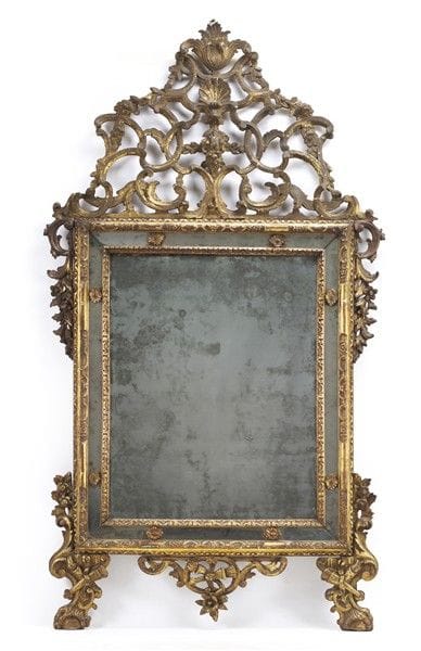 Miroir en bois sculpté et doré, orné d’éléments la