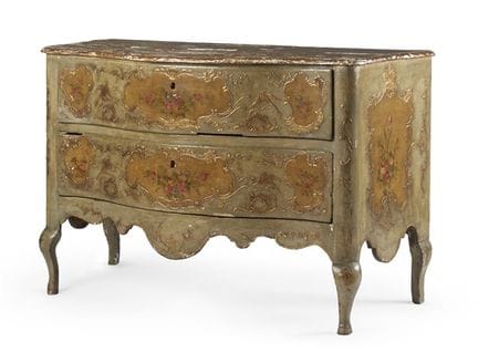 Commode en bois « pastiglia » sculpté, peint, laqu