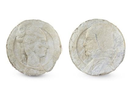 Paar antiker, aus Marmor gehauener, runder Flachre