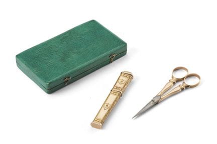 Juego de costura con estuche para agujas dorado y 