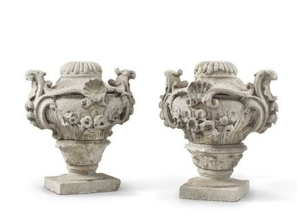 Paire d'éléments décoratifs en pierre de Vicence s