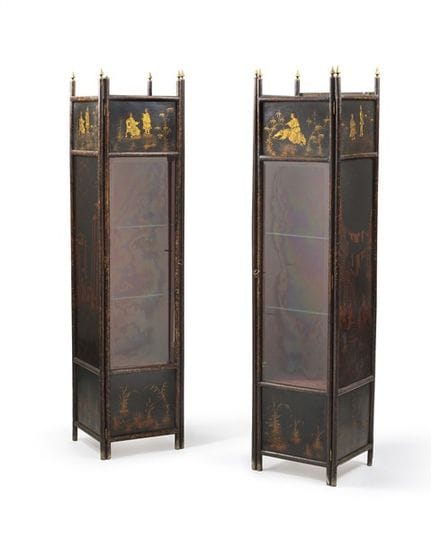 Paire de vitrines en bois laqué de style chinoiser