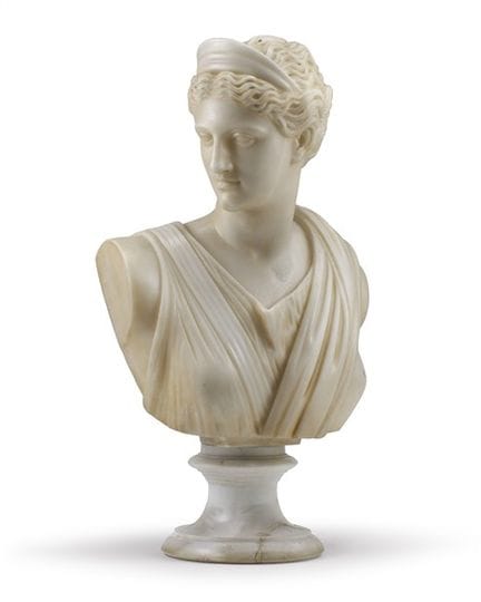 Buste en albâtre sculpté représentant Diane, sur s