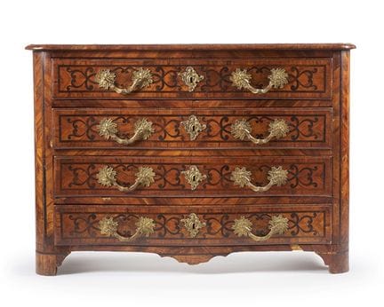 Commode sculptée, plaquée en noyer et en loupe de 