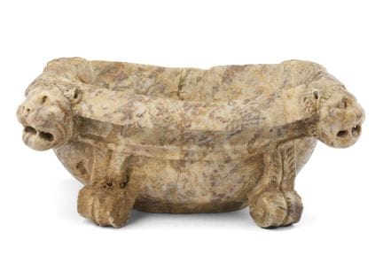 Lavabo antiguo de mármol tallado, de forma ovalada