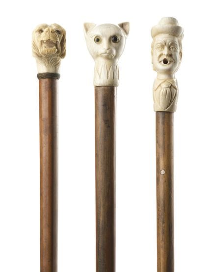 Arte del siglo XIX. Tres bastones con mangos de ma
